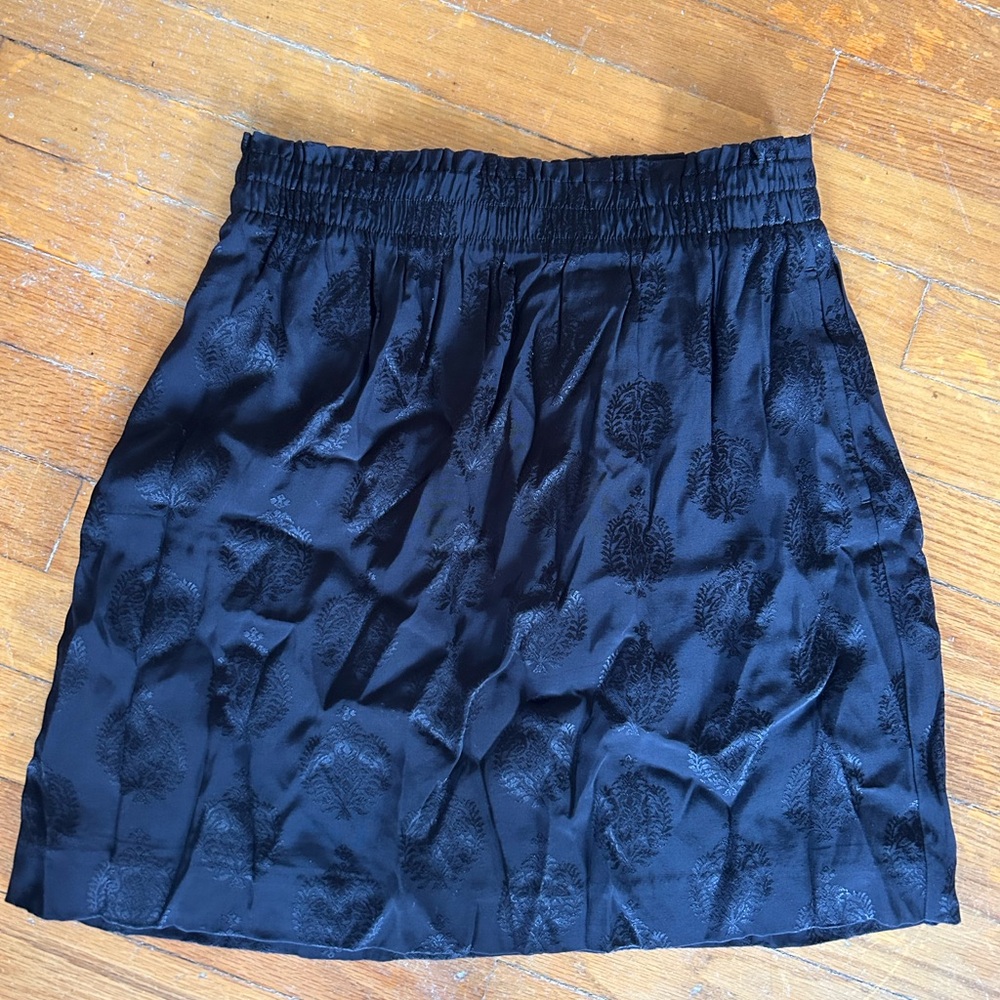 Black elastic waist skirt with shiny design detail